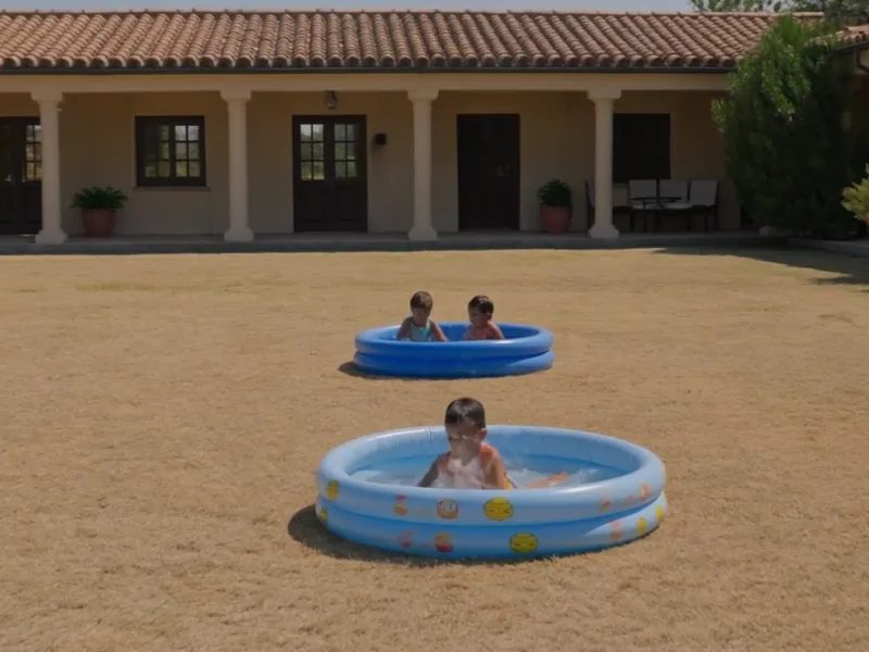 Pelouse sèche avec une piscine gonflable pour enfants